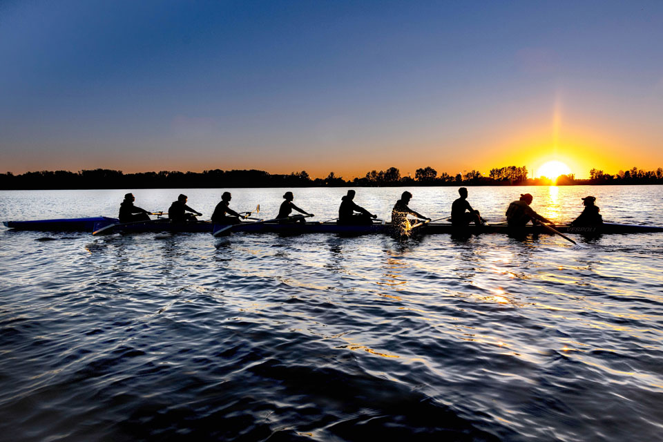 Members of the crew team practice on Creve Coeur Lake on October 20, 2023. Photo by Sarah Conroy.
