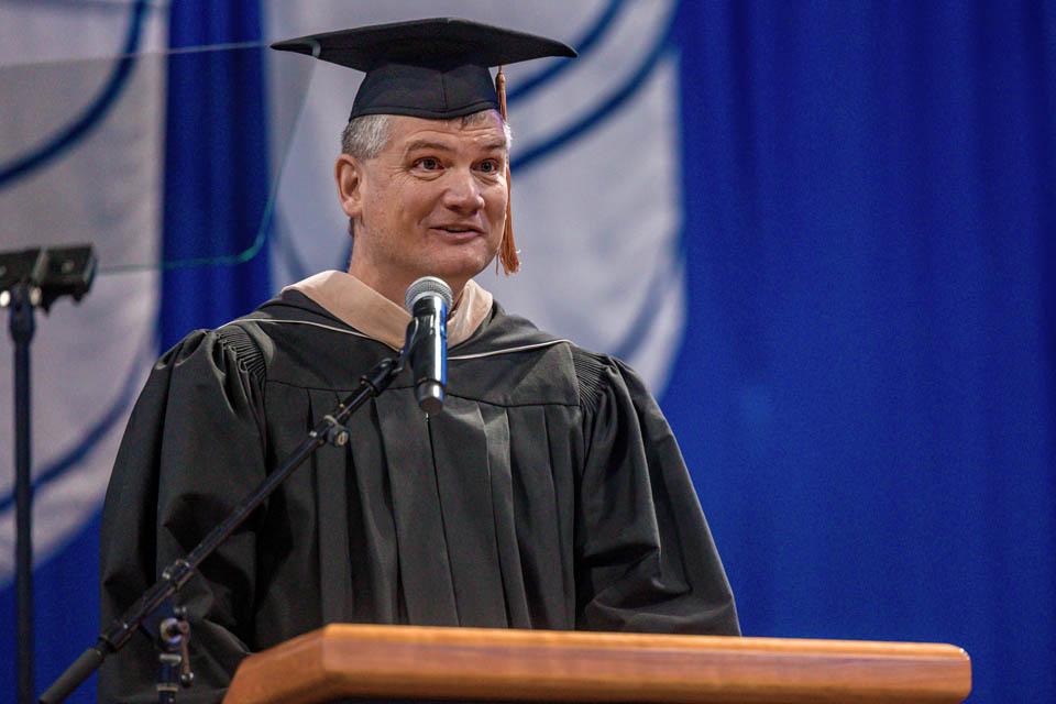 The 2024 Nancy McNeir Ring Award winner, Neil Jansen, delivers the commencement address during the Midyear Commencement on Dec. 14, 2024. Photo by Sarah Conroy. 