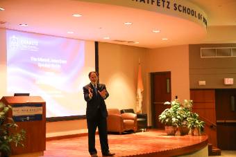 The Edward Jones Dean's Speaker Series made its highly anticipated return to the Chaifetz School of Business on Wednesday, Nov. 6, 2024. The event was led by Edward Jones Dean Jackson Nickerson, featuring an insightful presentation about the future of the Chaifetz School, with more than 50 students, faculty, staff, alumni, and St. Louis business leaders in attendance. 