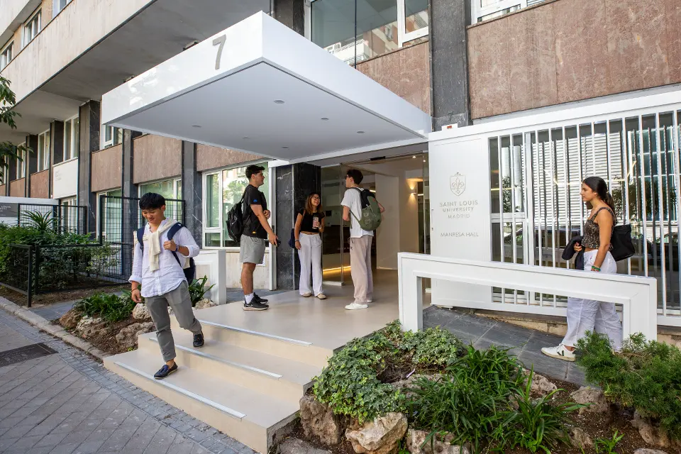 Students at entrance of Manresa Hall located at Calle Max Aub, 7.